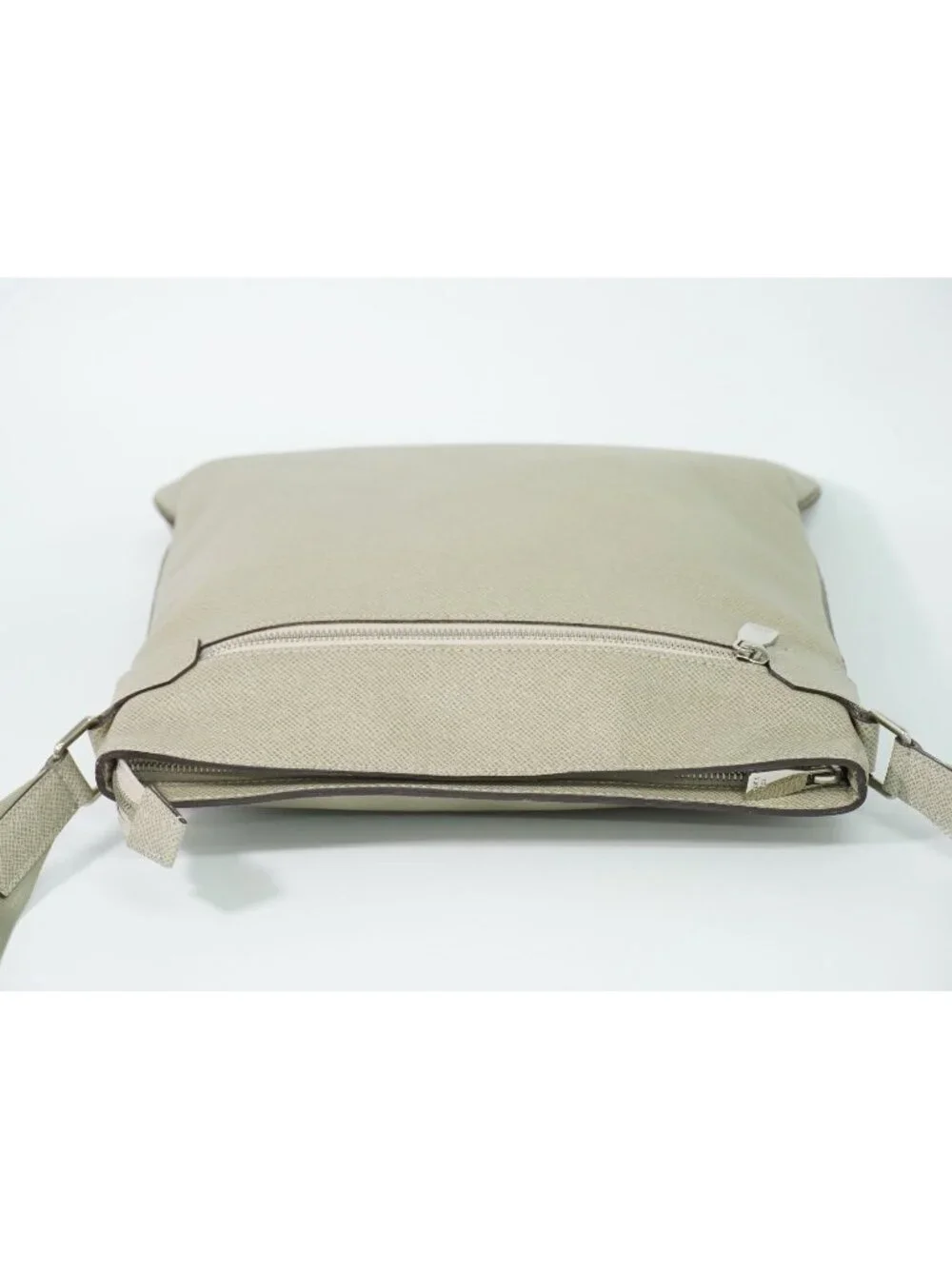 Louis Vuitton LV Taiga Leather Shoulder Bag Pochette Beige Sasha Second